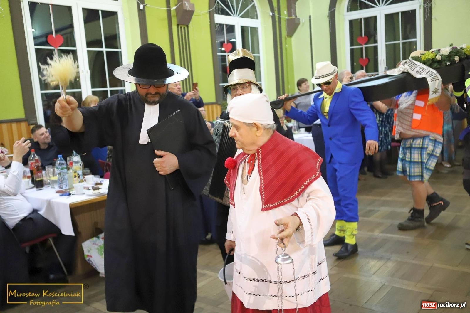 Zdjęcie w galerii na portalu naszraciborz.pl: W Borucinie pogrzebali basa. Karnawał przechodzi do historii wiadomości z regionu