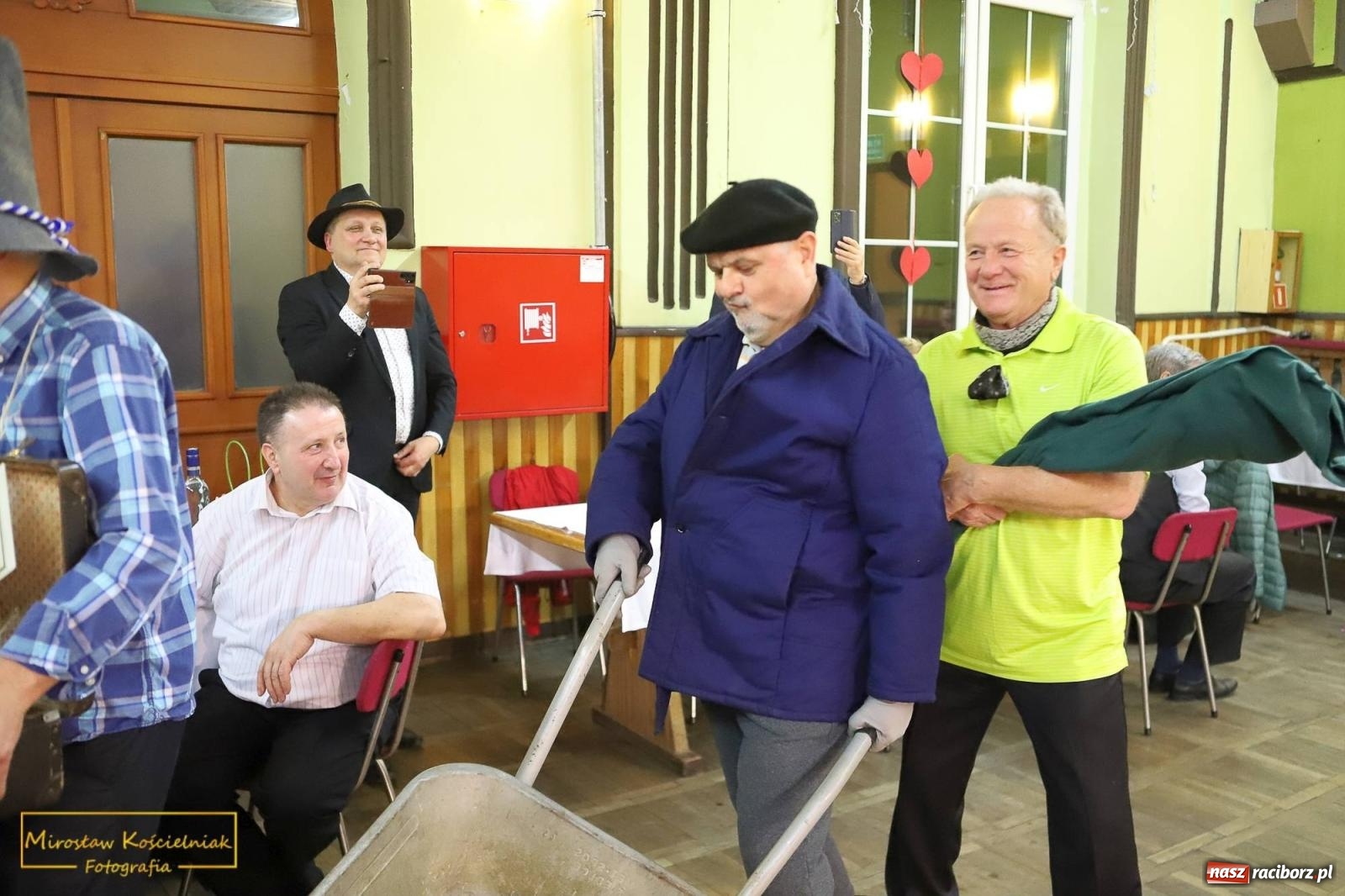 Zdjęcie w galerii na portalu naszraciborz.pl: W Borucinie pogrzebali basa. Karnawał przechodzi do historii wiadomości z regionu
