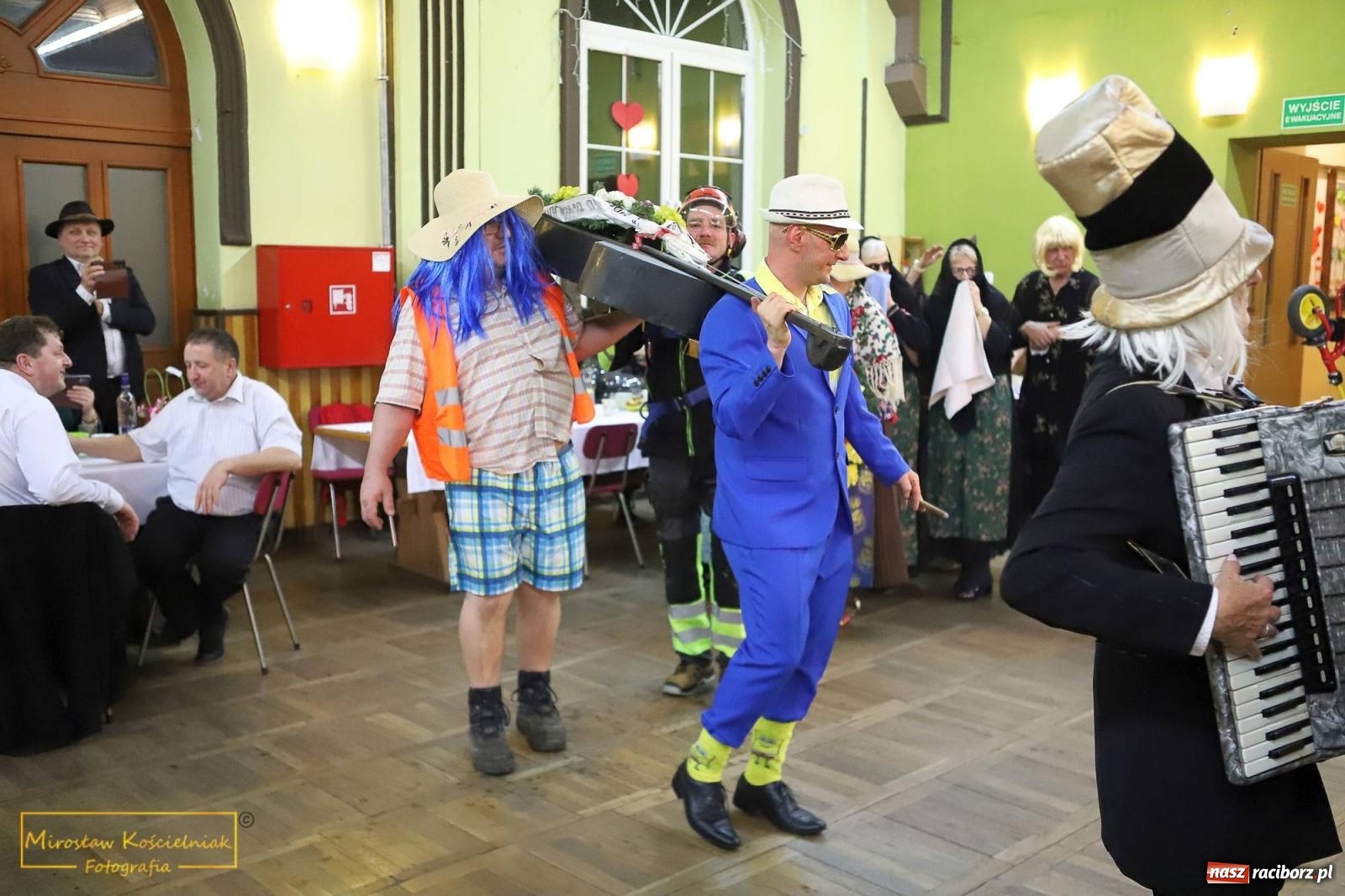 Zdjęcie w galerii na portalu naszraciborz.pl: W Borucinie pogrzebali basa. Karnawał przechodzi do historii wiadomości z regionu