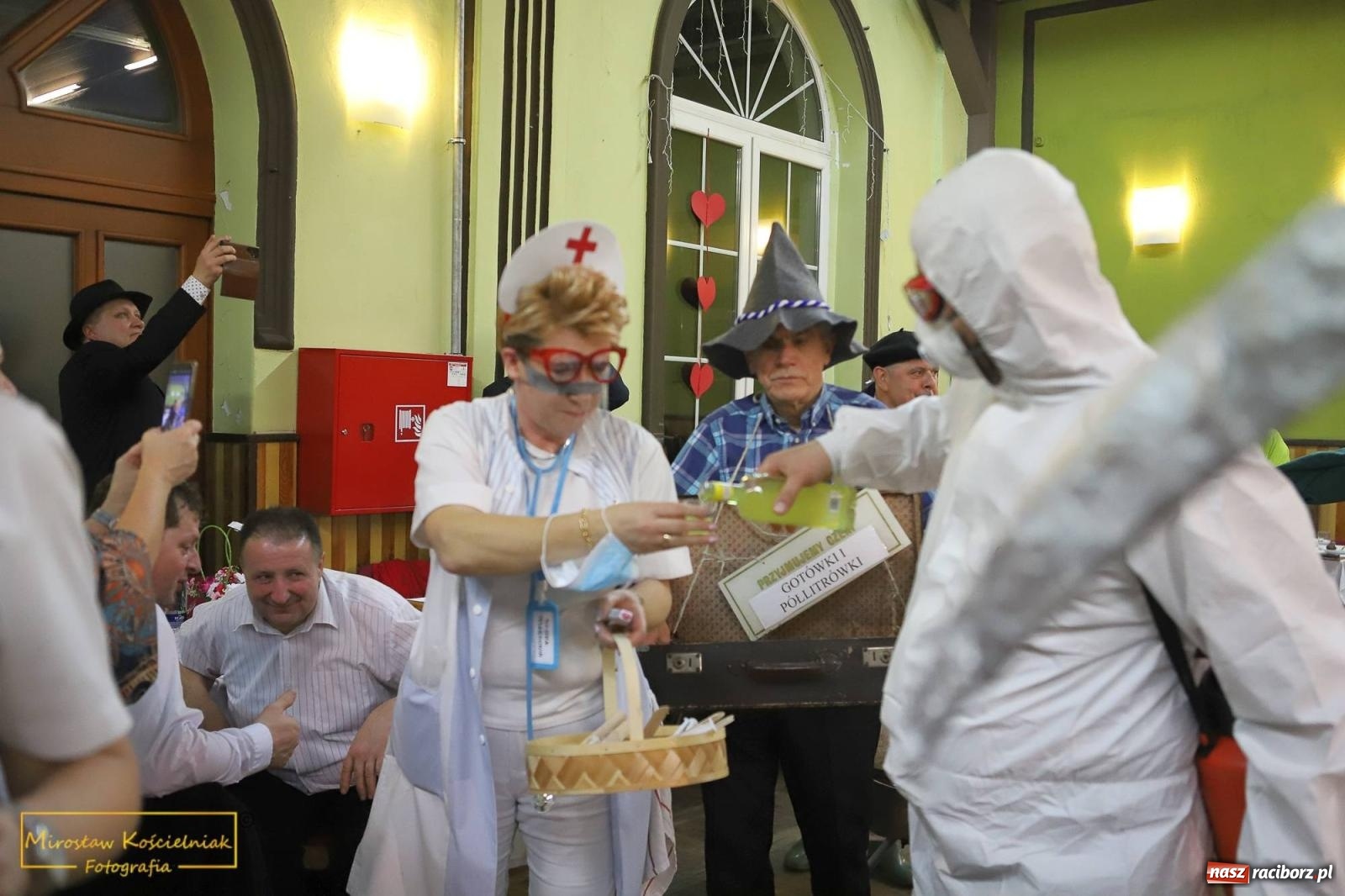 Zdjęcie w galerii na portalu naszraciborz.pl: W Borucinie pogrzebali basa. Karnawał przechodzi do historii wiadomości z regionu