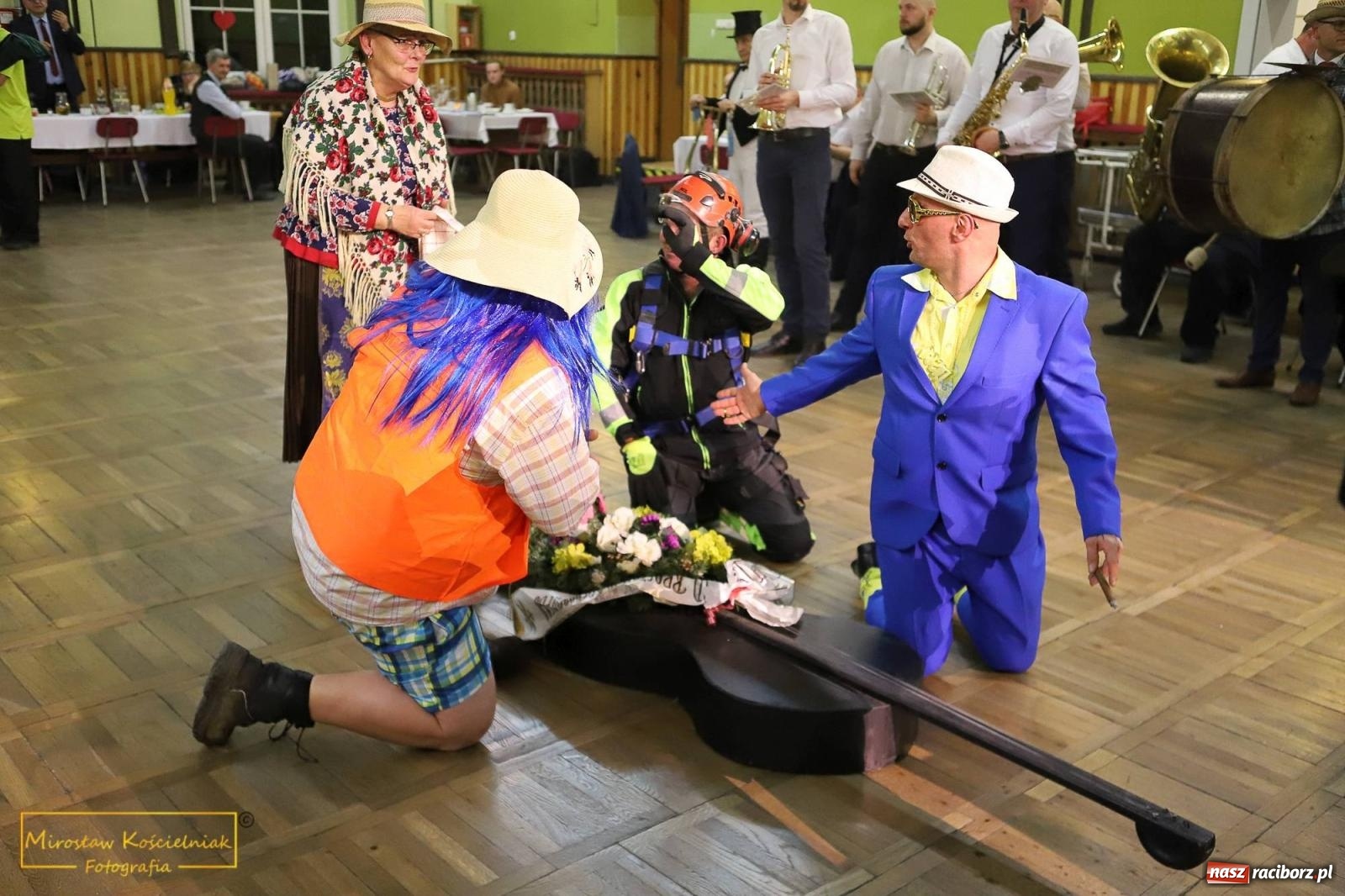Zdjęcie w galerii na portalu naszraciborz.pl: W Borucinie pogrzebali basa. Karnawał przechodzi do historii wiadomości z regionu