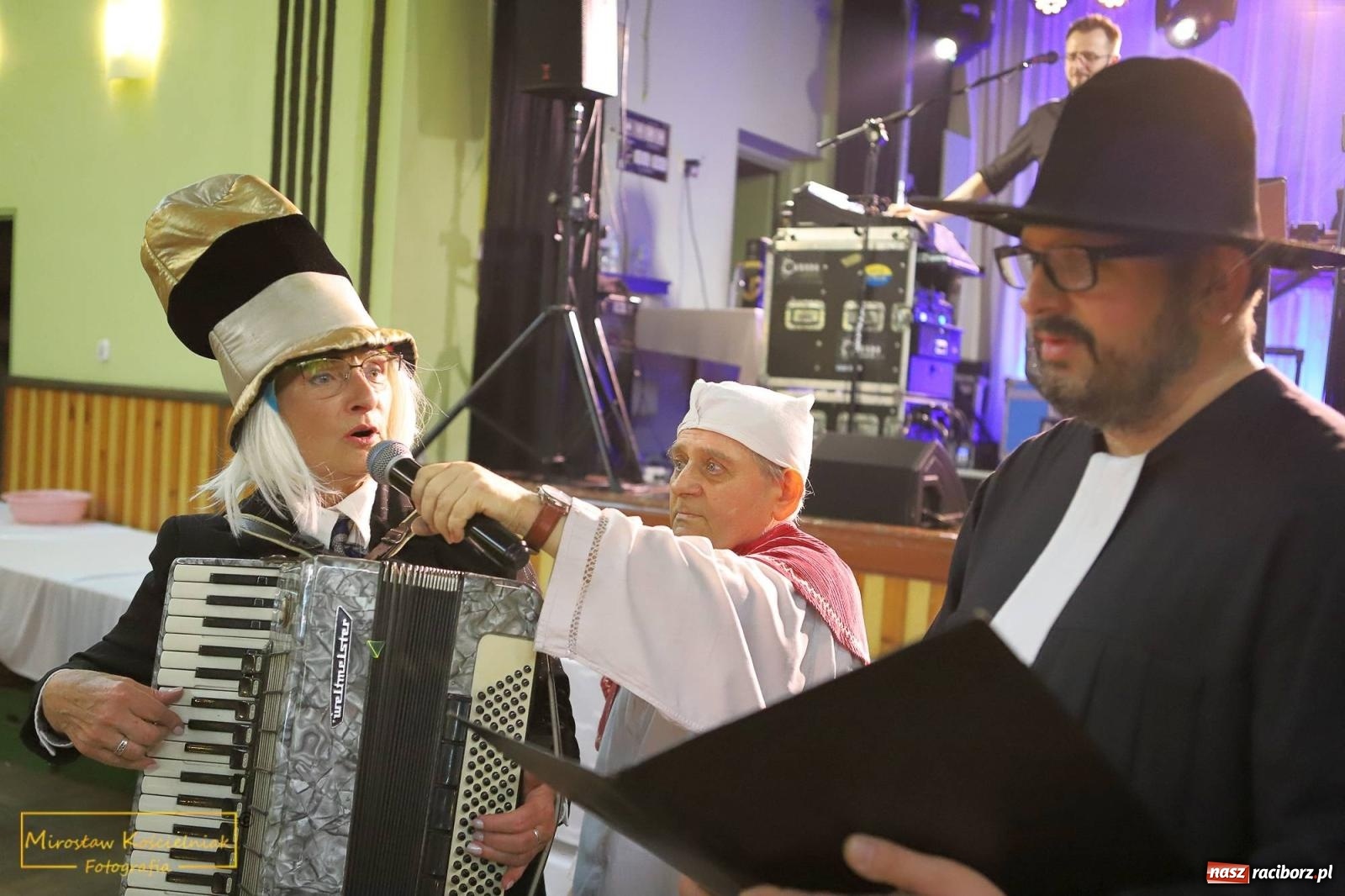 Zdjęcie w galerii na portalu naszraciborz.pl: W Borucinie pogrzebali basa. Karnawał przechodzi do historii wiadomości z regionu
