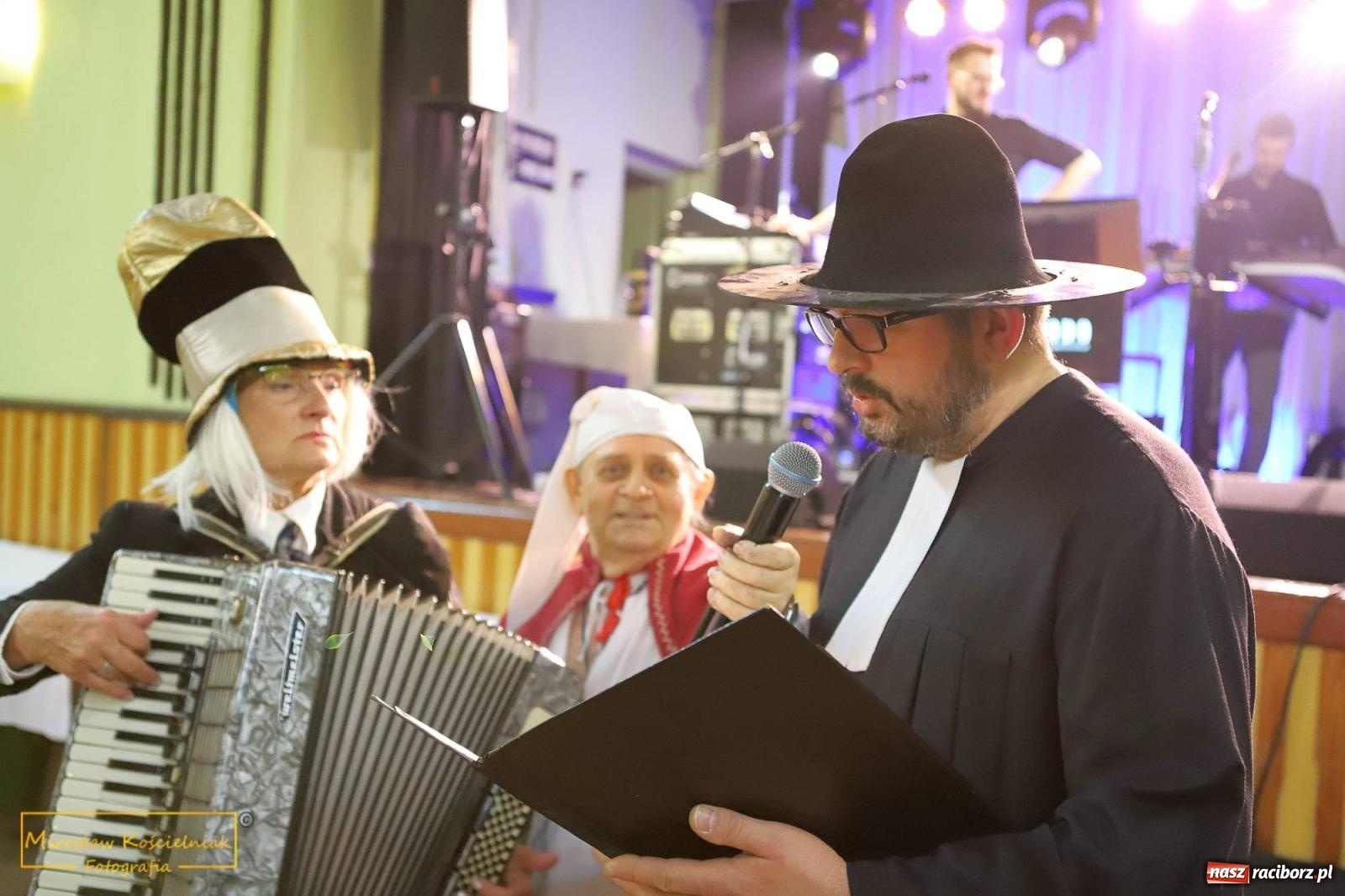 Zdjęcie w galerii na portalu naszraciborz.pl: W Borucinie pogrzebali basa. Karnawał przechodzi do historii wiadomości z regionu