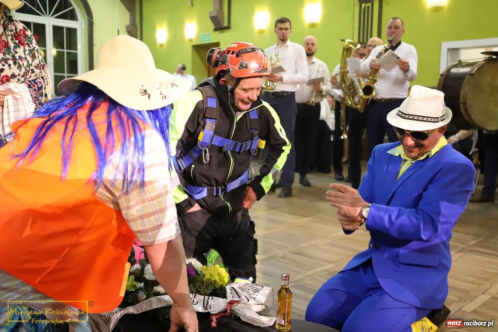 Zdjęcie w galerii na portalu naszraciborz.pl: W Borucinie pogrzebali basa. Karnawał przechodzi do historii wiadomości z regionu