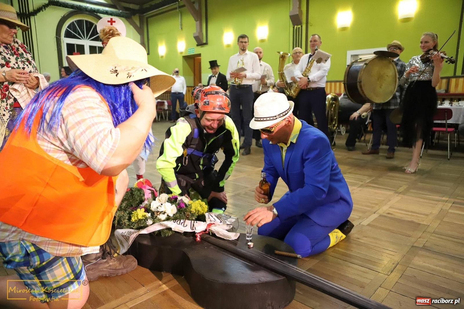 Zdjęcie w galerii na portalu naszraciborz.pl: W Borucinie pogrzebali basa. Karnawał przechodzi do historii wiadomości z regionu