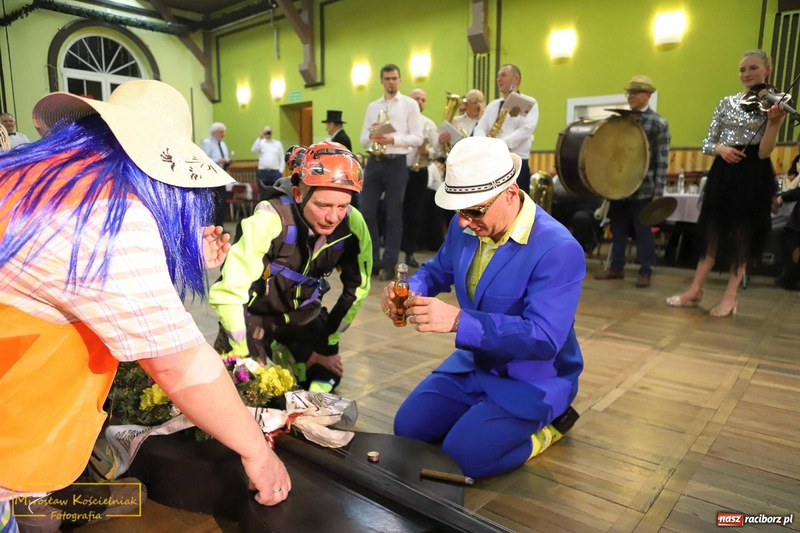Zdjęcie w galerii na portalu naszraciborz.pl: W Borucinie pogrzebali basa. Karnawał przechodzi do historii wiadomości z regionu