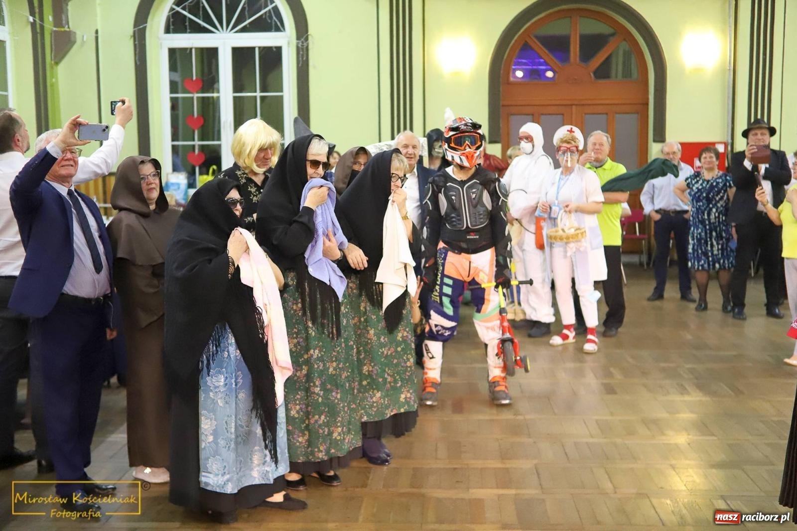 Zdjęcie w galerii na portalu naszraciborz.pl: W Borucinie pogrzebali basa. Karnawał przechodzi do historii wiadomości z regionu