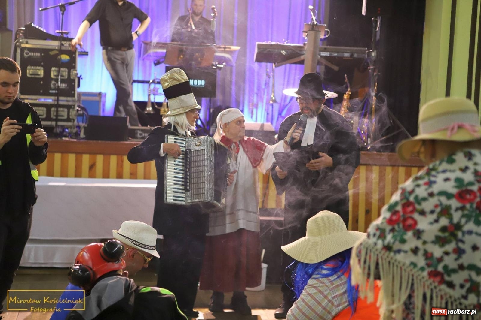 Zdjęcie w galerii na portalu naszraciborz.pl: W Borucinie pogrzebali basa. Karnawał przechodzi do historii wiadomości z regionu