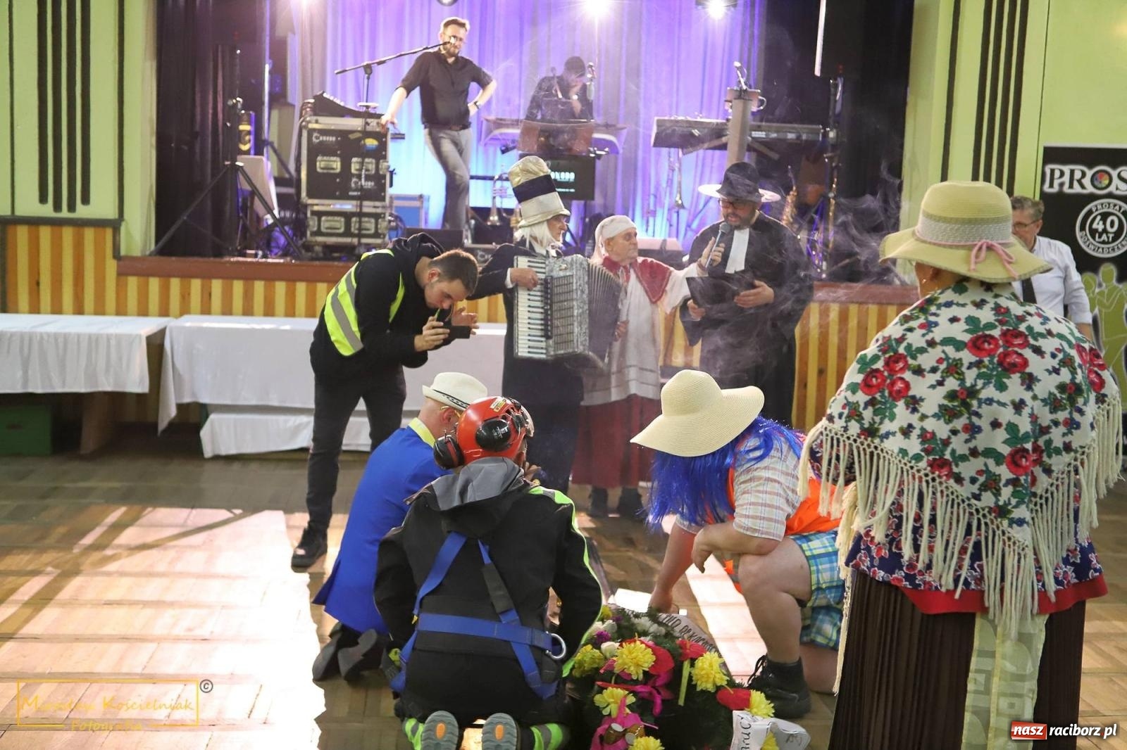 Zdjęcie w galerii na portalu naszraciborz.pl: W Borucinie pogrzebali basa. Karnawał przechodzi do historii wiadomości z regionu