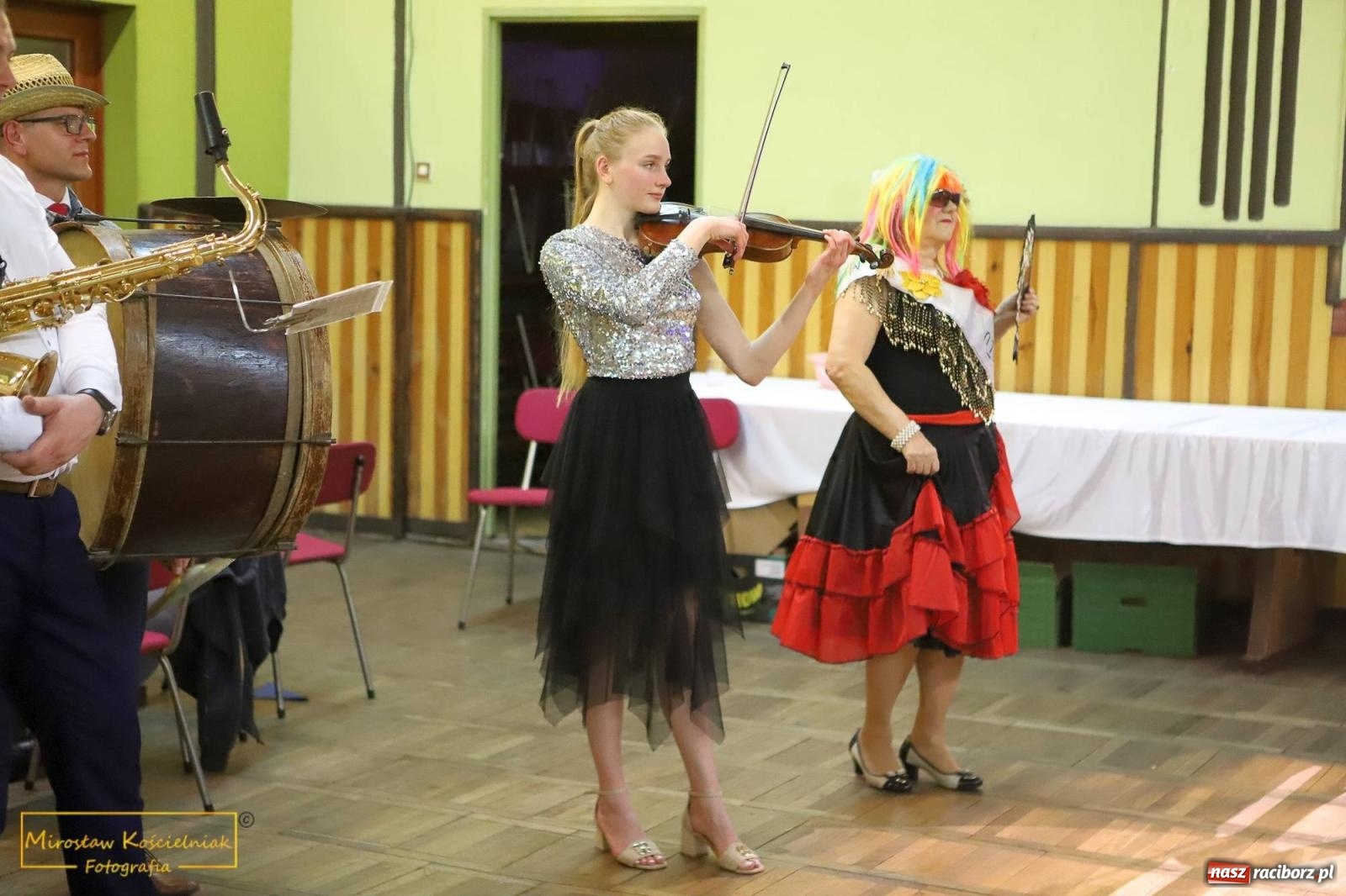 Zdjęcie w galerii na portalu naszraciborz.pl: W Borucinie pogrzebali basa. Karnawał przechodzi do historii wiadomości z regionu