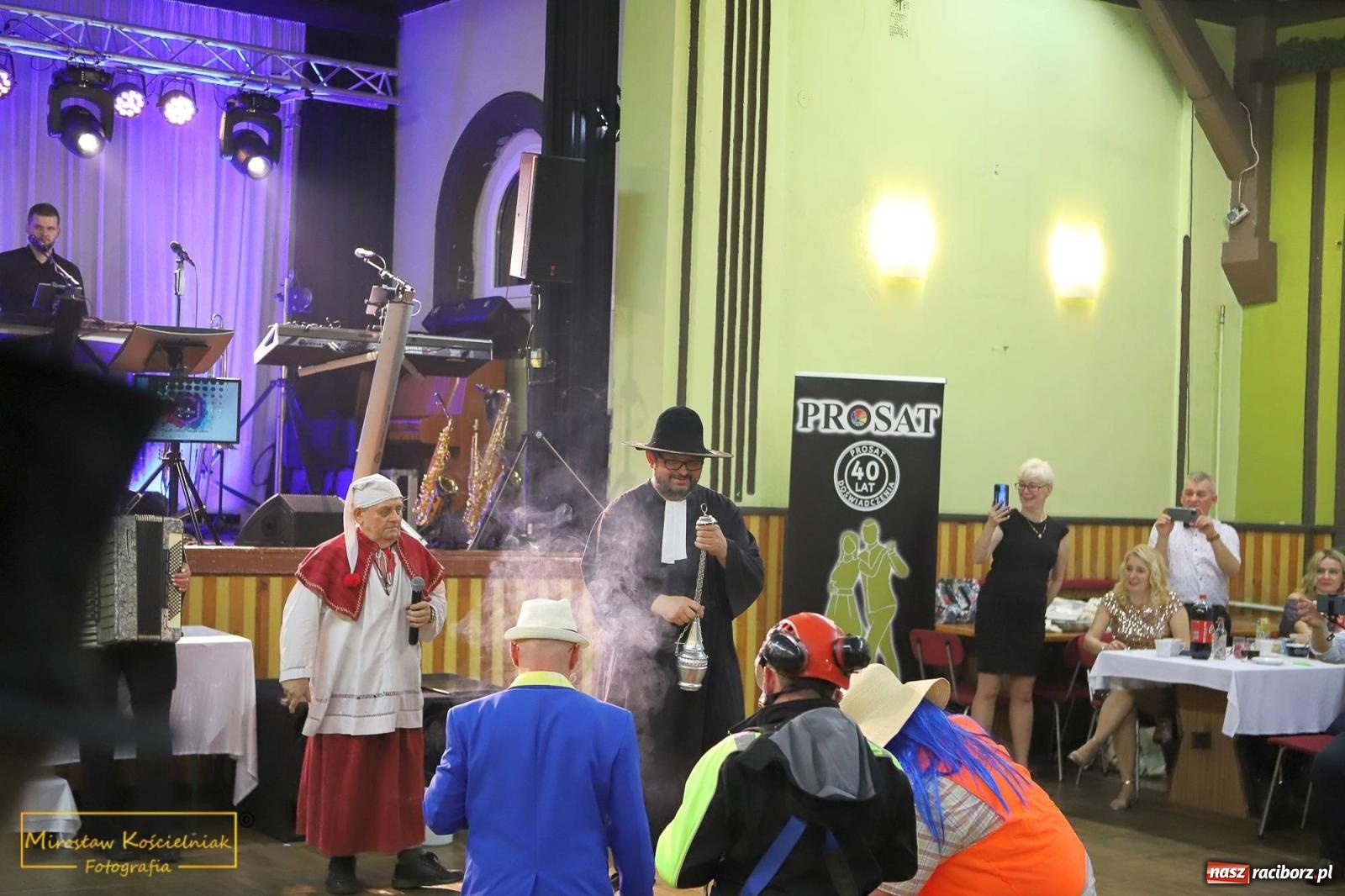 Zdjęcie w galerii na portalu naszraciborz.pl: W Borucinie pogrzebali basa. Karnawał przechodzi do historii wiadomości z regionu