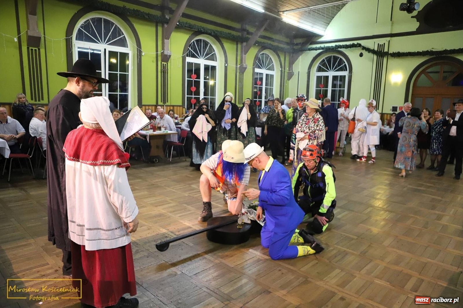 Zdjęcie w galerii na portalu naszraciborz.pl: W Borucinie pogrzebali basa. Karnawał przechodzi do historii wiadomości z regionu
