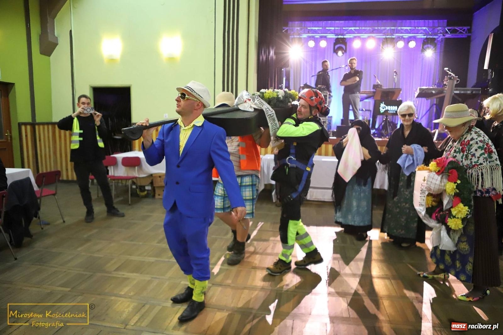 Zdjęcie w galerii na portalu naszraciborz.pl: W Borucinie pogrzebali basa. Karnawał przechodzi do historii wiadomości z regionu