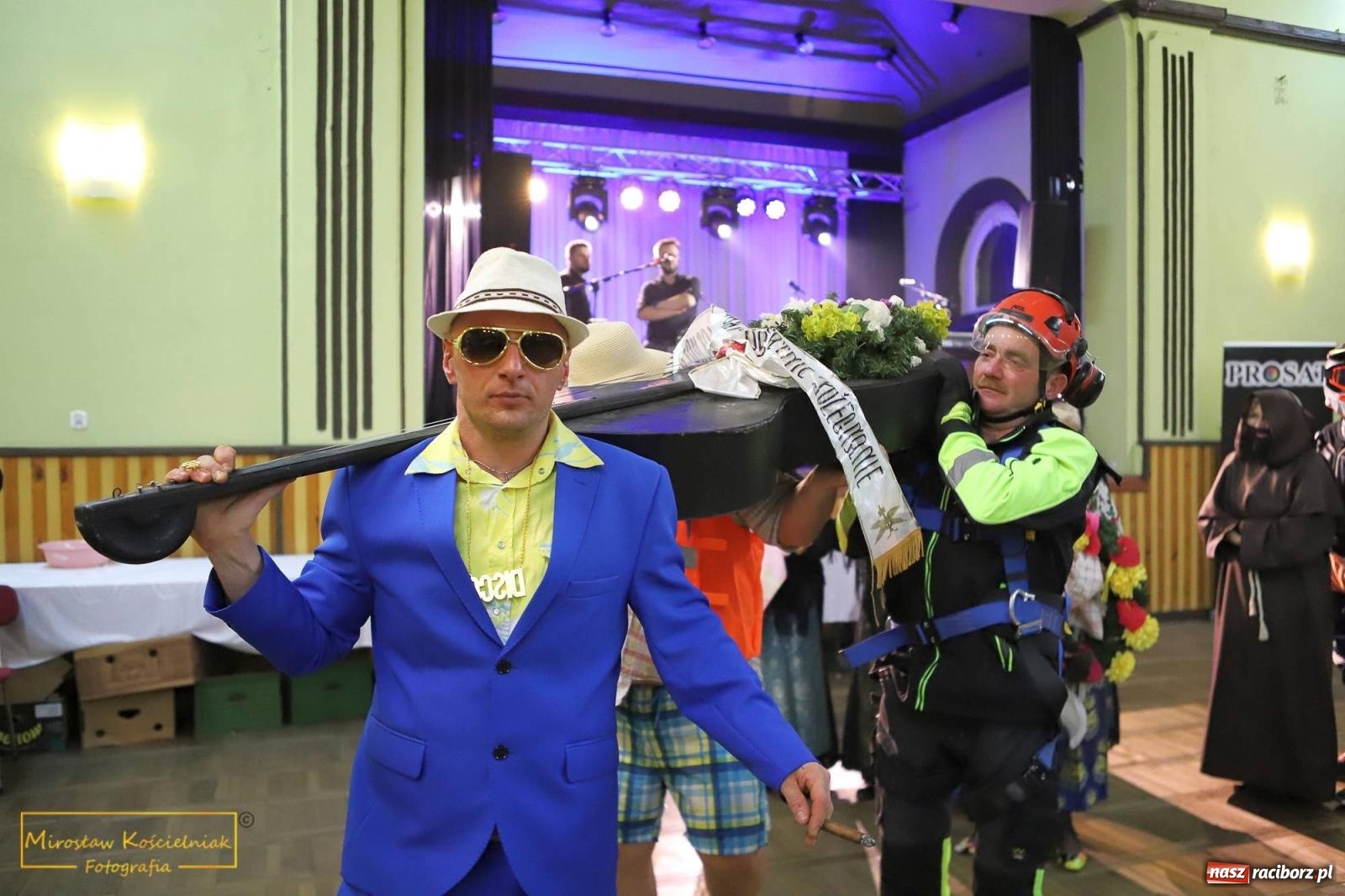 Zdjęcie w galerii na portalu naszraciborz.pl: W Borucinie pogrzebali basa. Karnawał przechodzi do historii wiadomości z regionu