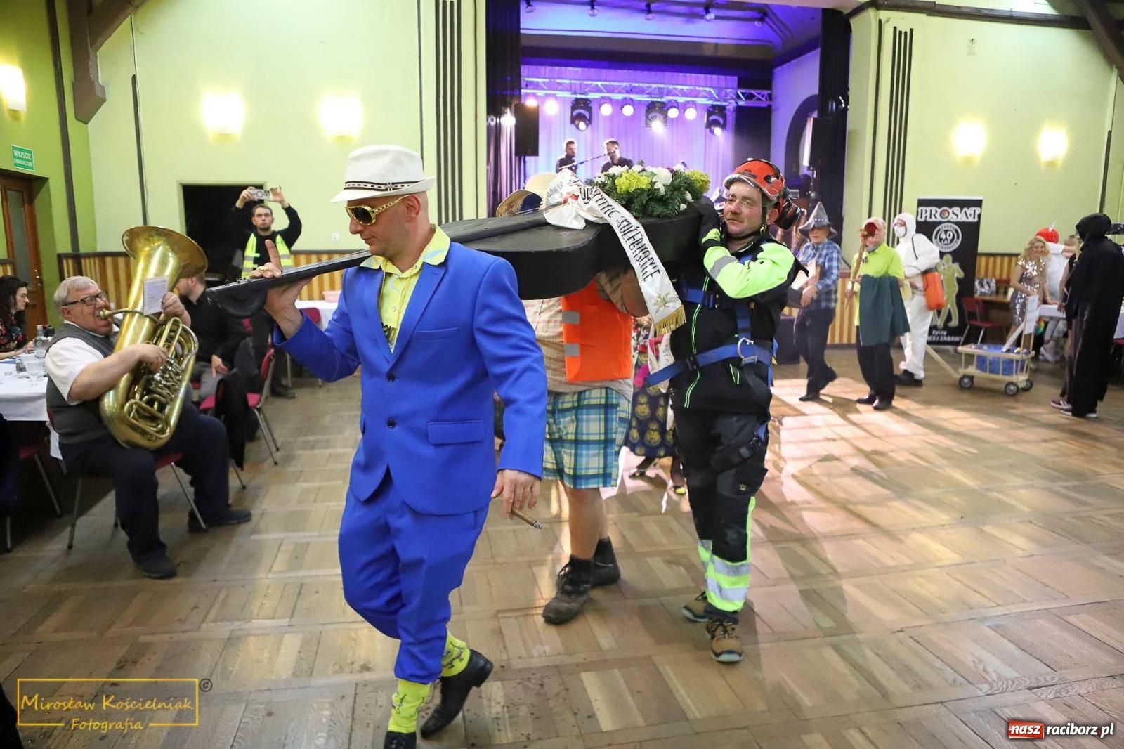 Zdjęcie w galerii na portalu naszraciborz.pl: W Borucinie pogrzebali basa. Karnawał przechodzi do historii wiadomości z regionu