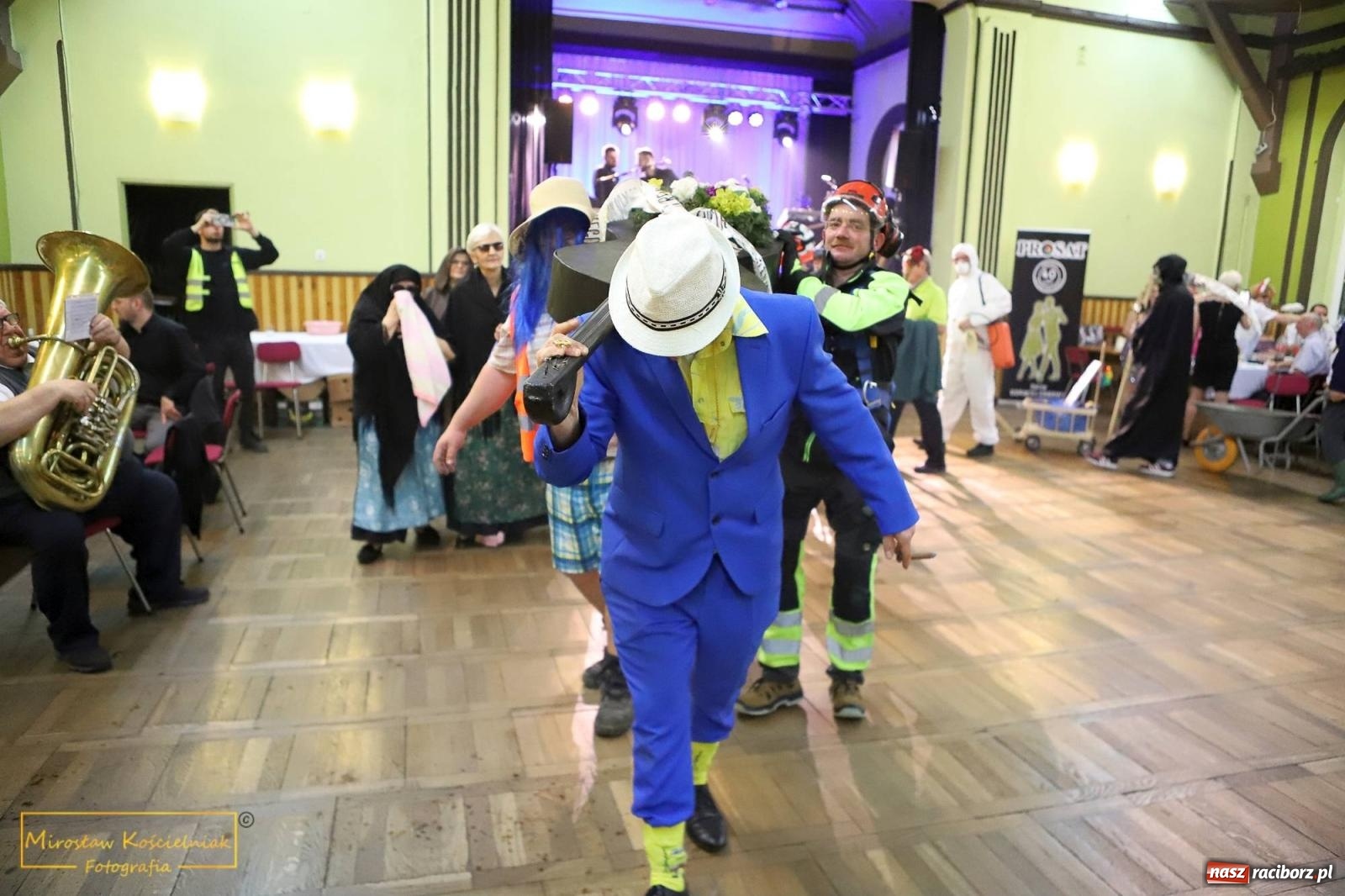 Zdjęcie w galerii na portalu naszraciborz.pl: W Borucinie pogrzebali basa. Karnawał przechodzi do historii wiadomości z regionu