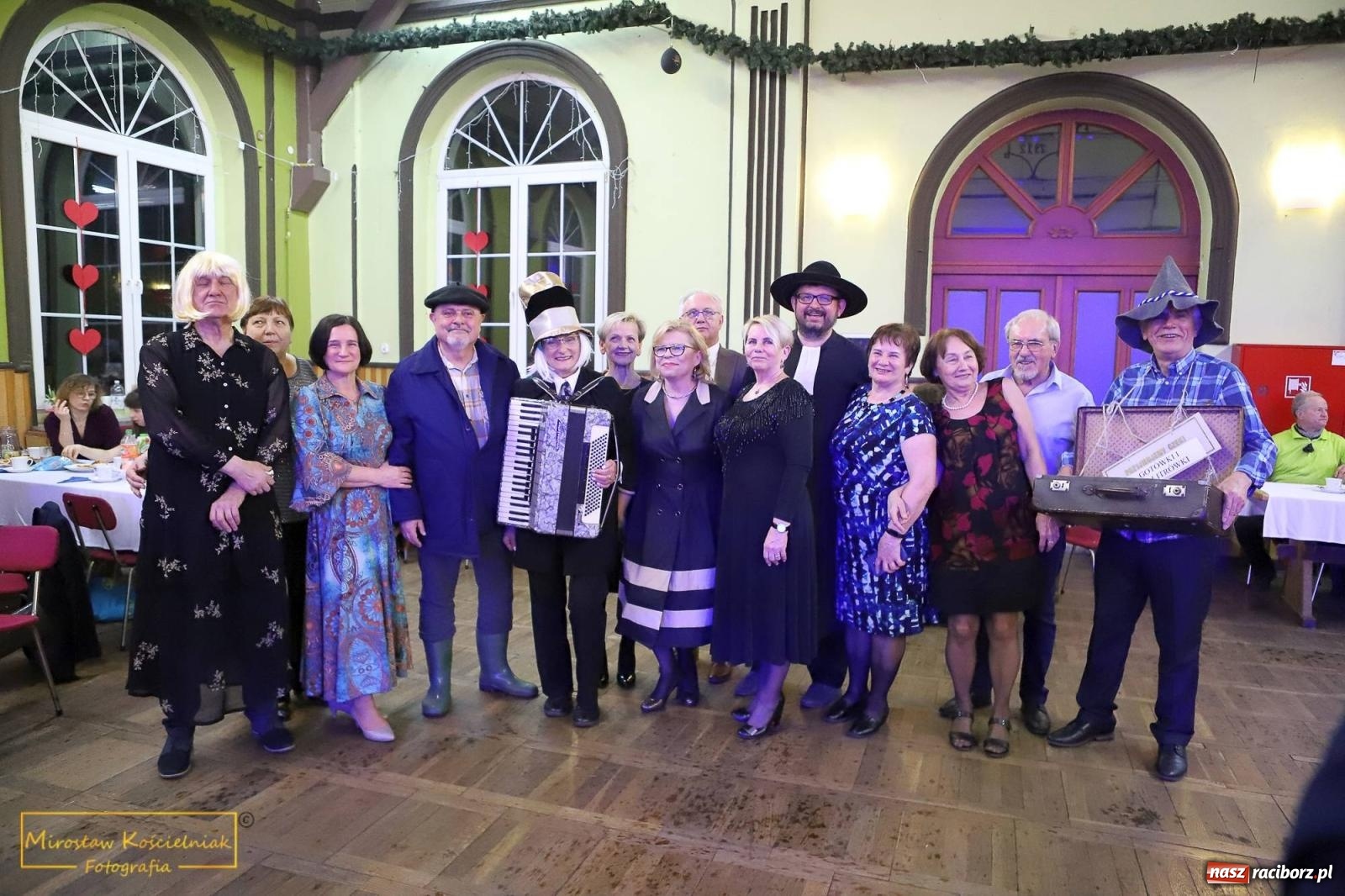 Zdjęcie w galerii na portalu naszraciborz.pl: W Borucinie pogrzebali basa. Karnawał przechodzi do historii wiadomości z regionu