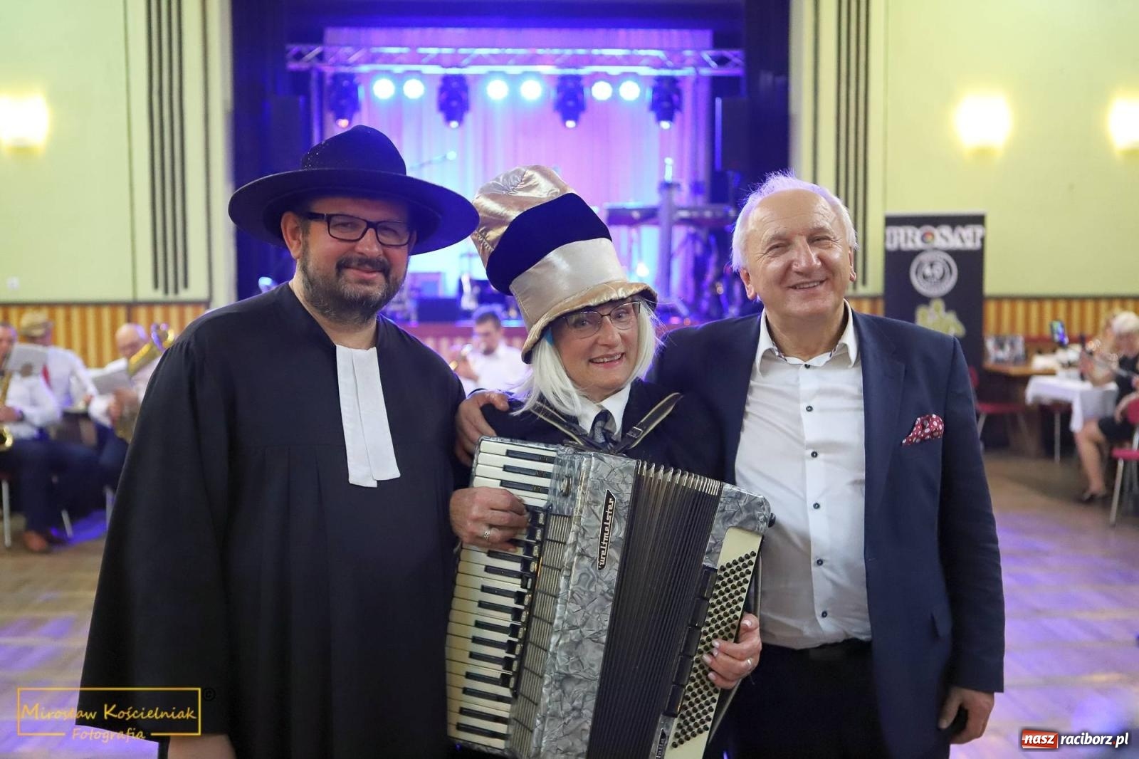 Zdjęcie w galerii na portalu naszraciborz.pl: W Borucinie pogrzebali basa. Karnawał przechodzi do historii wiadomości z regionu