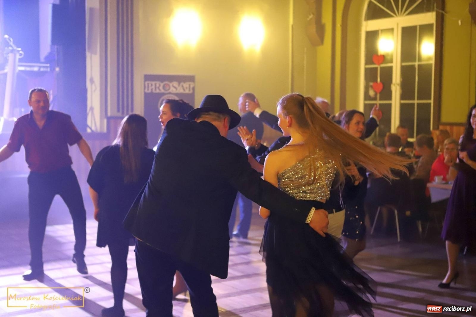 Zdjęcie w galerii na portalu naszraciborz.pl: W Borucinie pogrzebali basa. Karnawał przechodzi do historii wiadomości z regionu