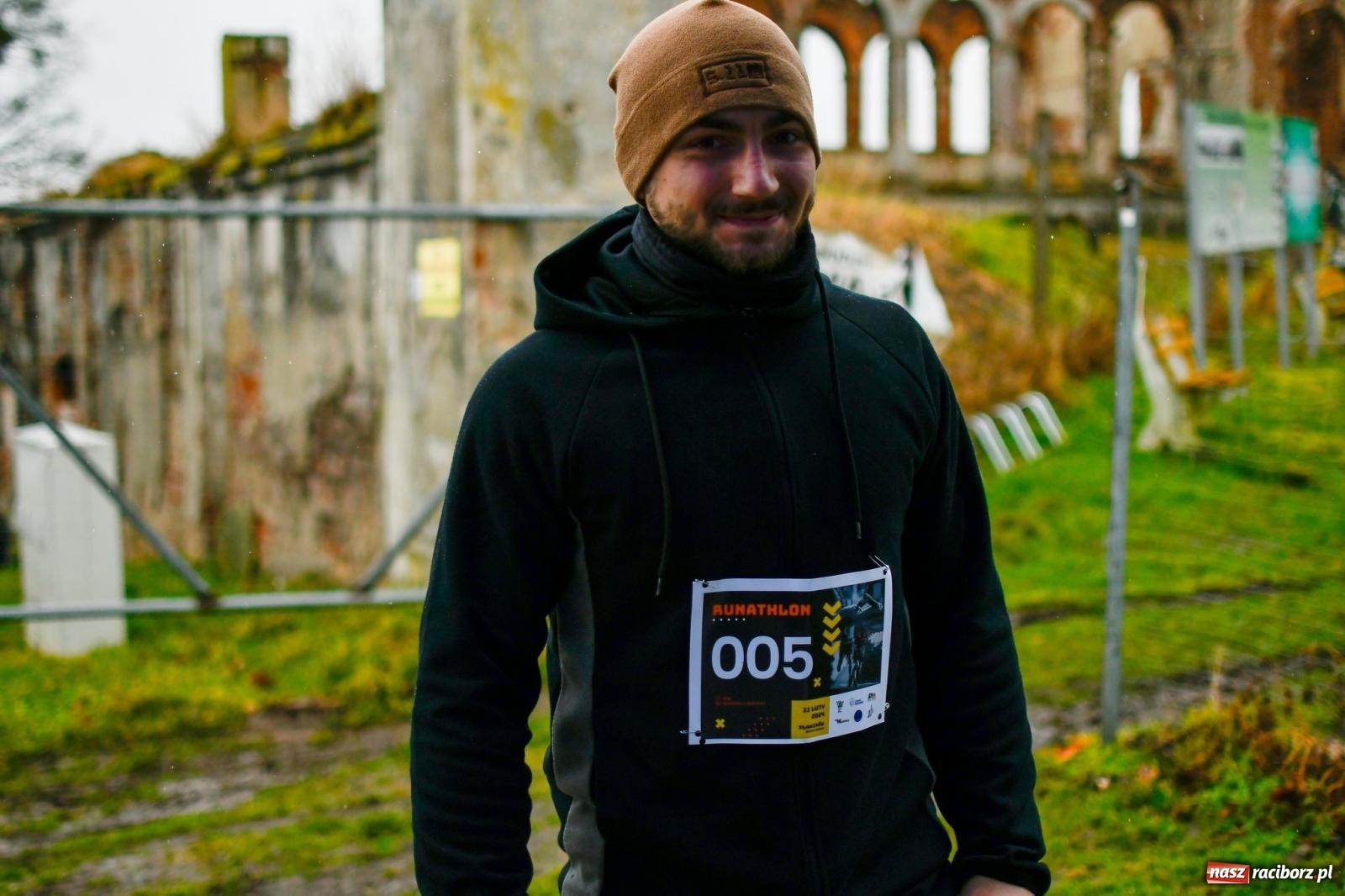 Zdjęcie w galerii na portalu naszraciborz.pl: Przy sławikowskich ruinach zadebiutował Runathlon. Bieg dla twardzieli i twardzielek wiadomości z regionu