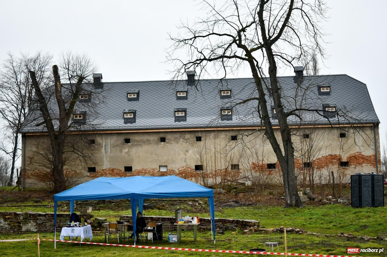 Zdjęcie w galerii na portalu naszraciborz.pl: Przy sławikowskich ruinach zadebiutował Runathlon. Bieg dla twardzieli i twardzielek wiadomości z regionu