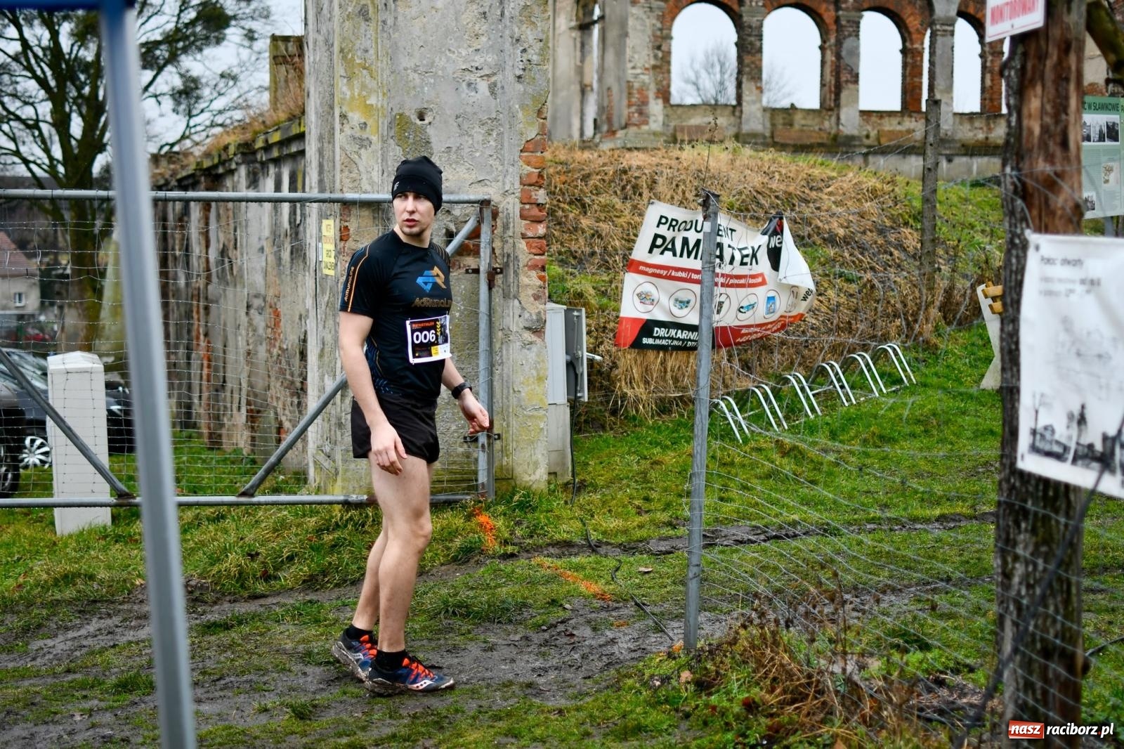 Zdjęcie w galerii na portalu naszraciborz.pl: Przy sławikowskich ruinach zadebiutował Runathlon. Bieg dla twardzieli i twardzielek wiadomości z regionu