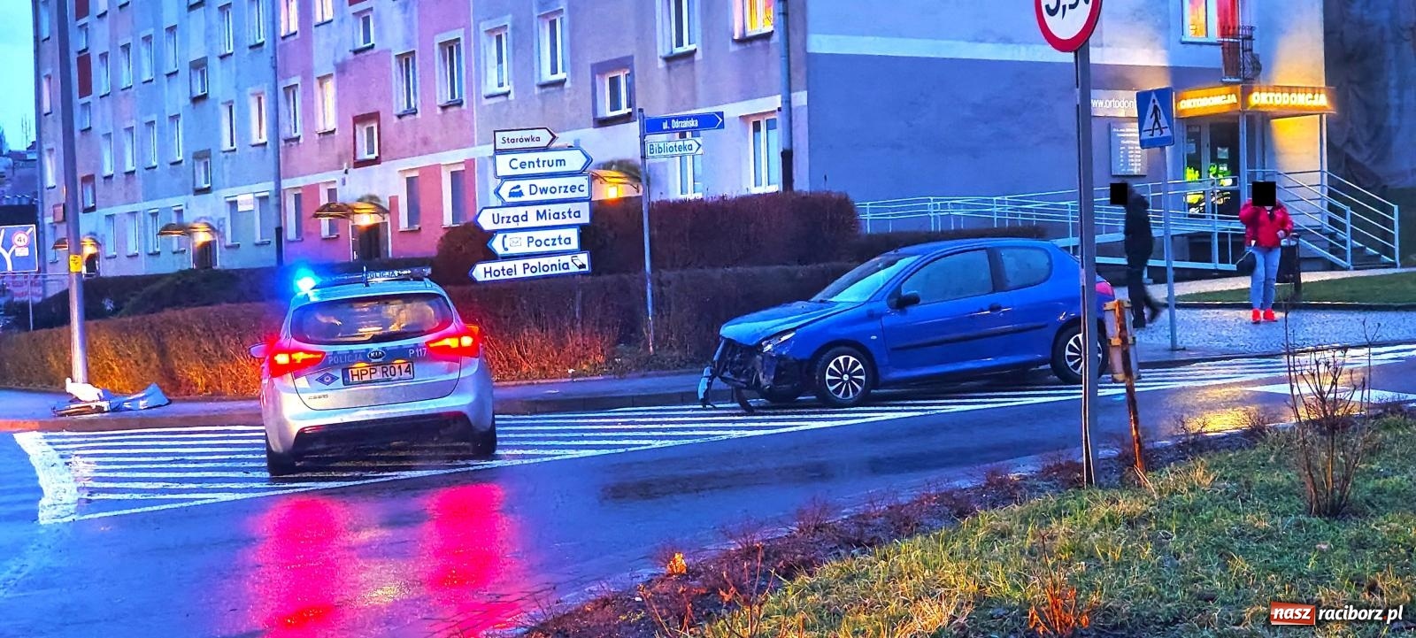 Zdjęcie w galerii na portalu naszraciborz.pl: Peugeot i hyundai zderzyły się na rondzie im. Żołnierzy Niezłomnych wiadomości z regionu