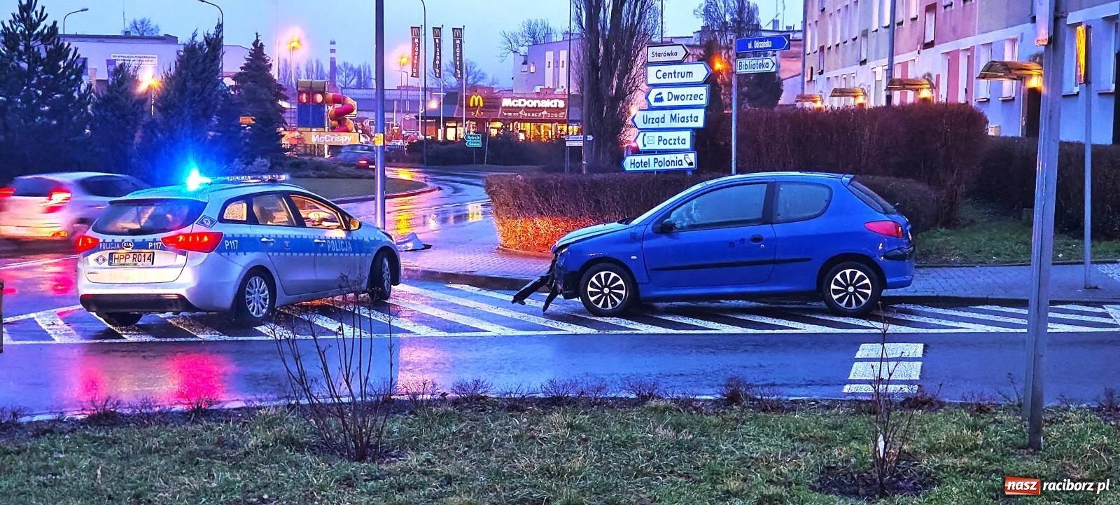 Zdjęcie w galerii na portalu naszraciborz.pl: Peugeot i hyundai zderzyły się na rondzie im. Żołnierzy Niezłomnych wiadomości z regionu