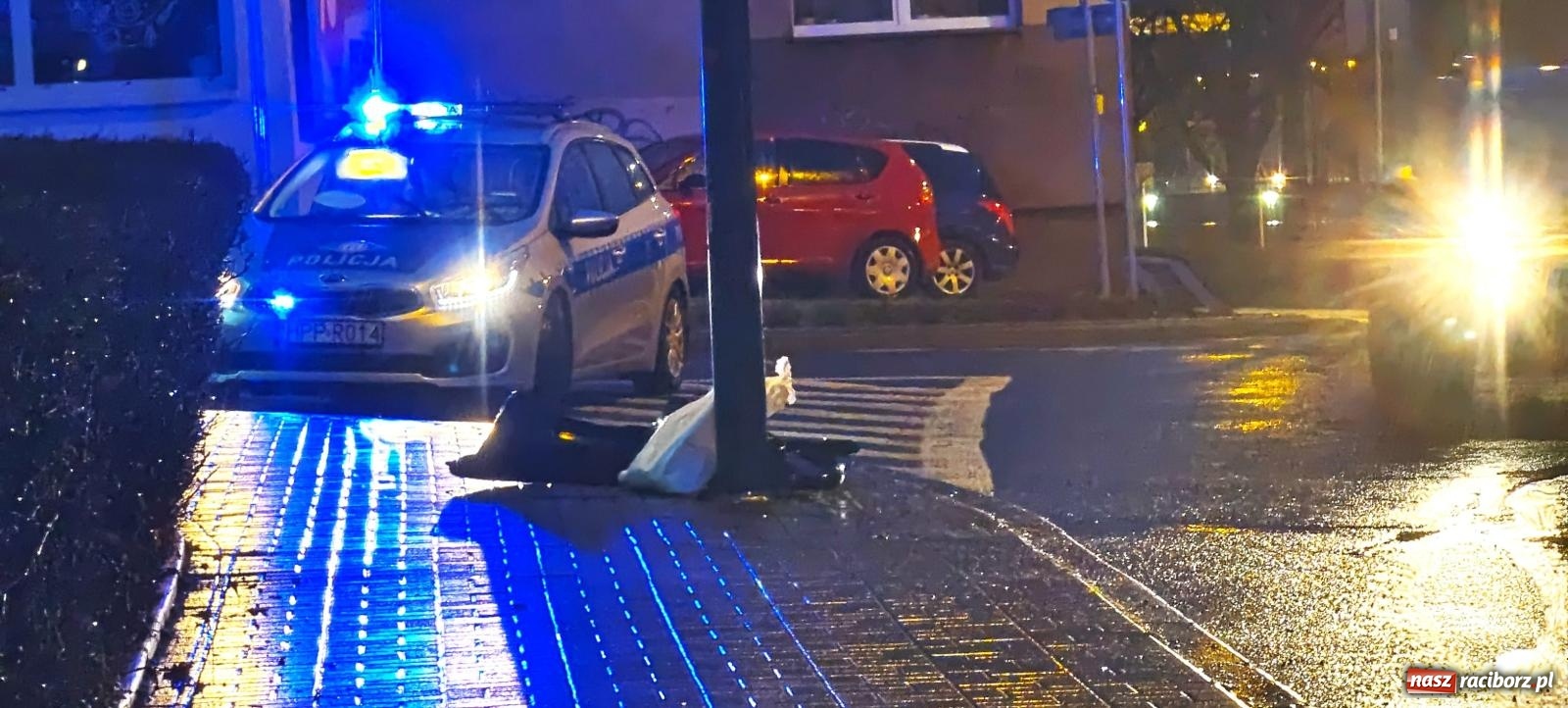 Zdjęcie w galerii na portalu naszraciborz.pl: Peugeot i hyundai zderzyły się na rondzie im. Żołnierzy Niezłomnych wiadomości z regionu