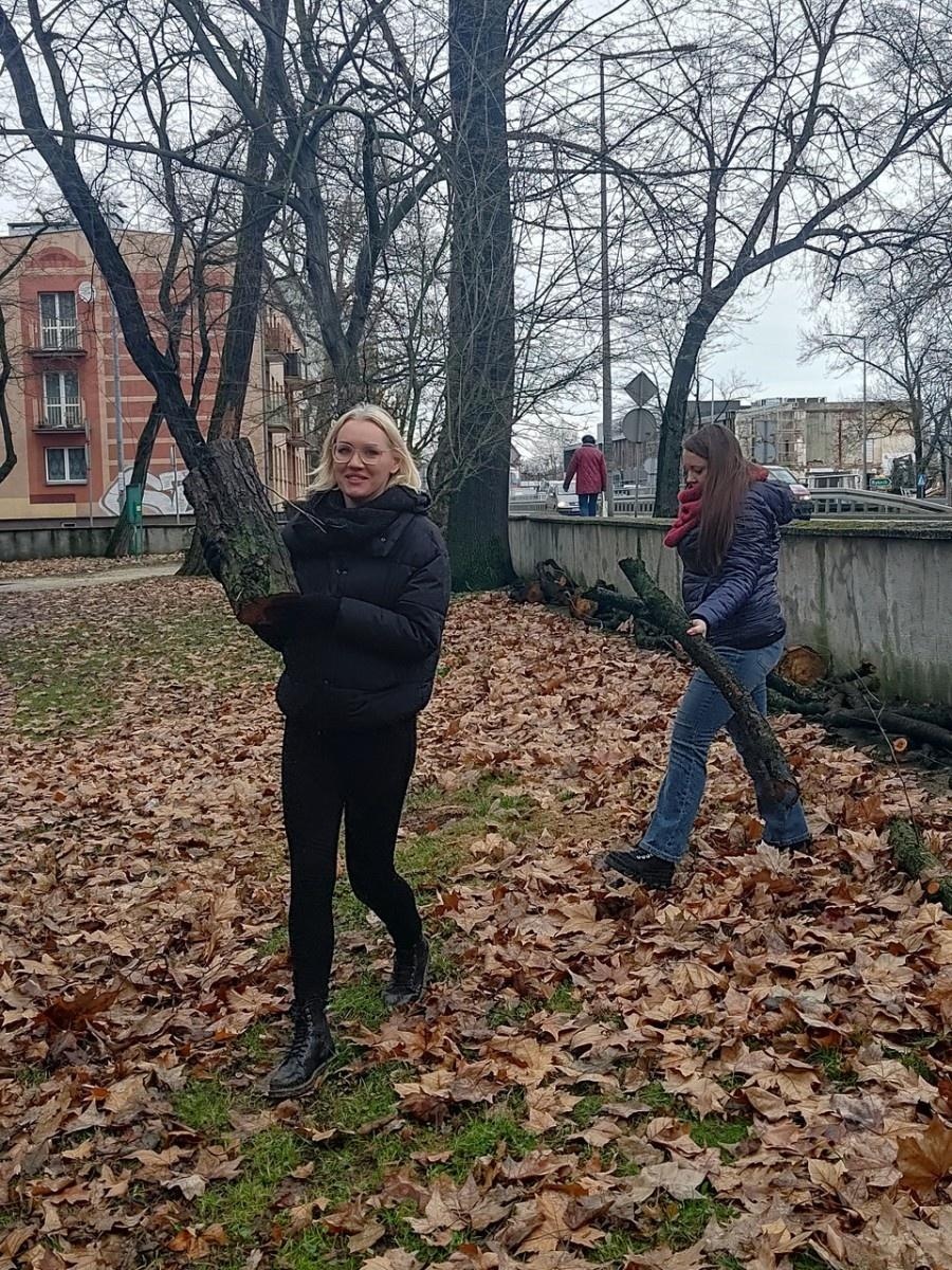 Zdjęcie w galerii na portalu naszraciborz.pl: Powstały naturalne schronienia dla dzikich zwierząt w parku przy Kolejowej wiadomości z regionu