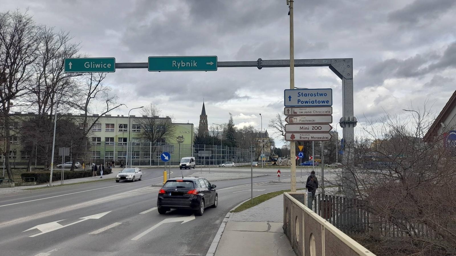 Zdjęcie w galerii na portalu naszraciborz.pl: Ludzie listy piszą. Przy tym oznakowaniu kierowcy spoza Raciborza mogą się pogubić wiadomości z regionu