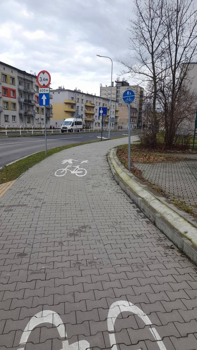 Zdjęcie w galerii na portalu naszraciborz.pl: Ludzie listy piszą. Przy tym oznakowaniu kierowcy spoza Raciborza mogą się pogubić wiadomości z regionu