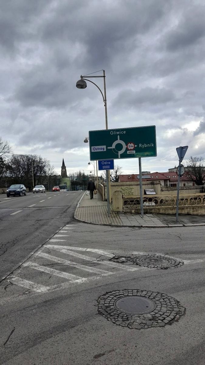 Zdjęcie w galerii na portalu naszraciborz.pl: Ludzie listy piszą. Przy tym oznakowaniu kierowcy spoza Raciborza mogą się pogubić wiadomości z regionu