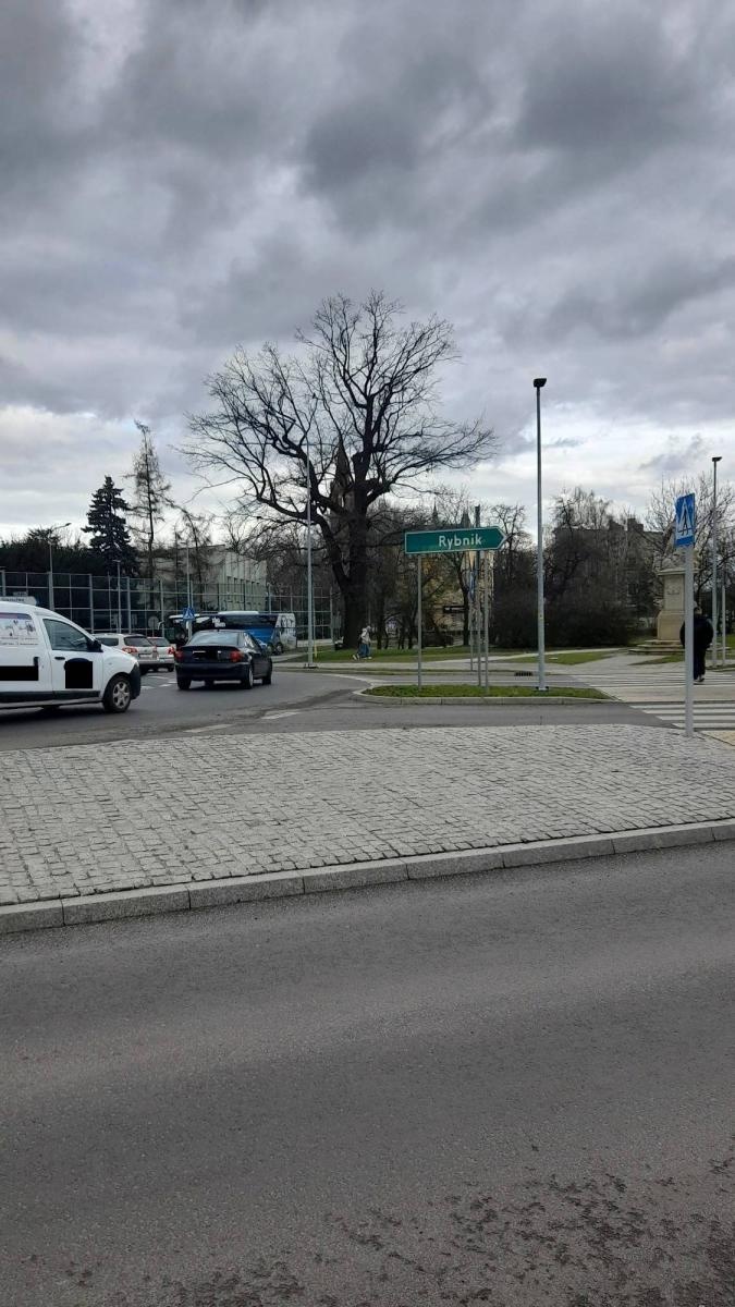 Zdjęcie w galerii na portalu naszraciborz.pl: Ludzie listy piszą. Przy tym oznakowaniu kierowcy spoza Raciborza mogą się pogubić wiadomości z regionu