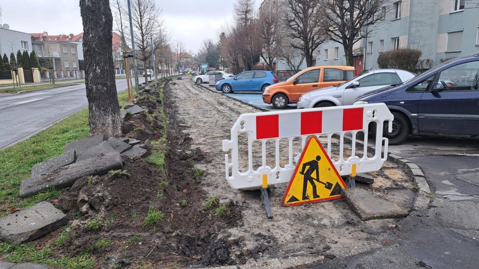 Zdjęcie w galerii na portalu naszraciborz.pl: Przy Słowackiego powstają nowe chodniki i ścieżki rowerowe wiadomości z regionu