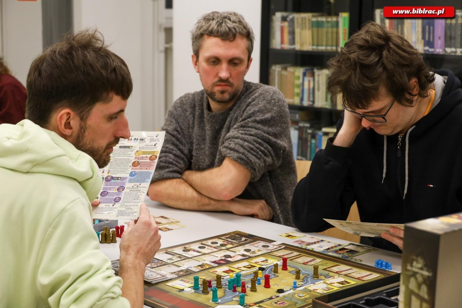 Zdjęcie w galerii na portalu naszraciborz.pl: Noc z Grami bez Prądu – relacja z nocnych rozgrywek w bibliotece wiadomości z regionu
