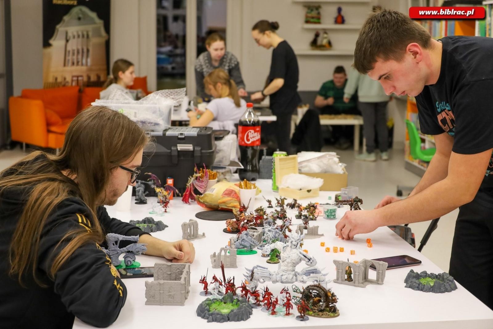 Zdjęcie w galerii na portalu naszraciborz.pl: Noc z Grami bez Prądu – relacja z nocnych rozgrywek w bibliotece wiadomości z regionu