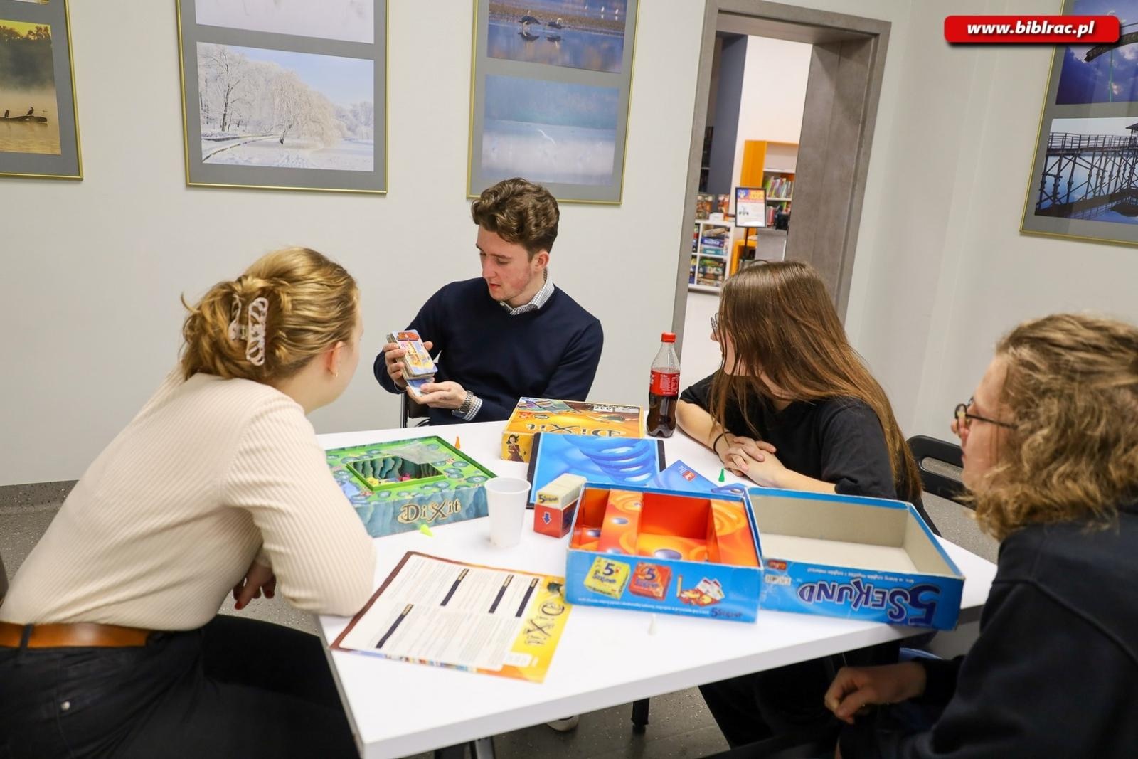 Zdjęcie w galerii na portalu naszraciborz.pl: Noc z Grami bez Prądu – relacja z nocnych rozgrywek w bibliotece wiadomości z regionu