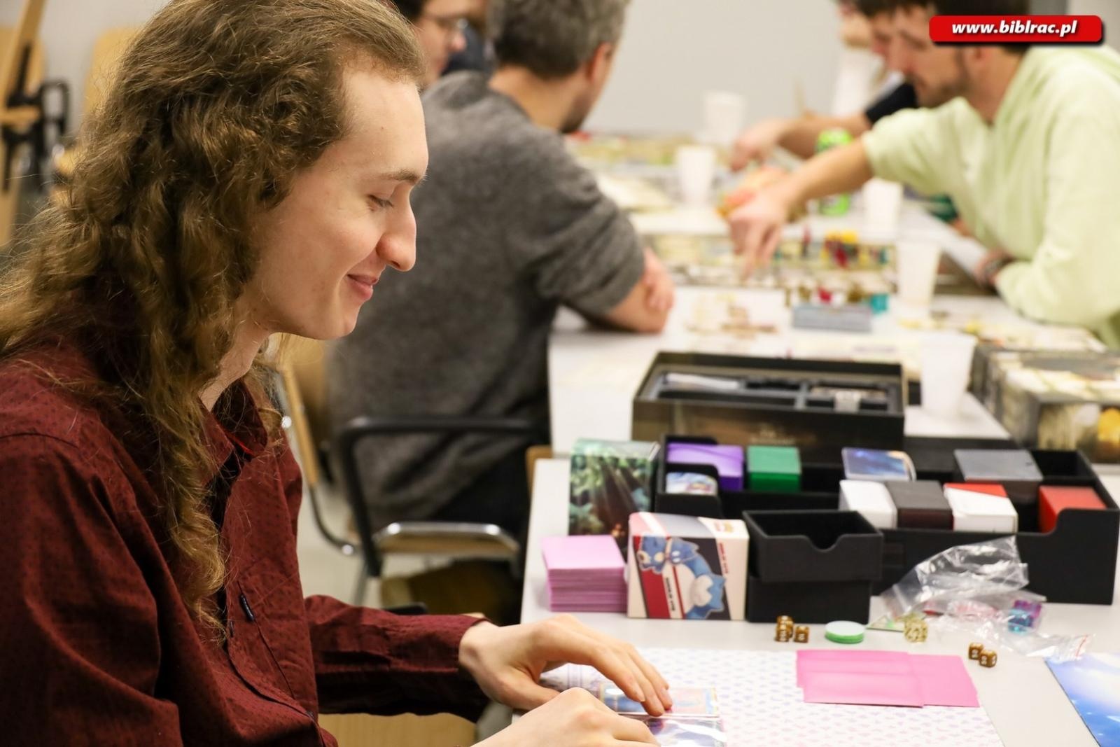 Zdjęcie w galerii na portalu naszraciborz.pl: Noc z Grami bez Prądu – relacja z nocnych rozgrywek w bibliotece wiadomości z regionu