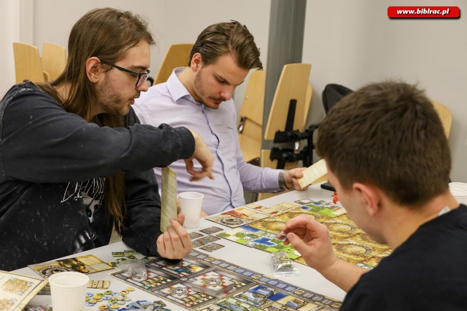 Zdjęcie w galerii na portalu naszraciborz.pl: Noc z Grami bez Prądu – relacja z nocnych rozgrywek w bibliotece wiadomości z regionu