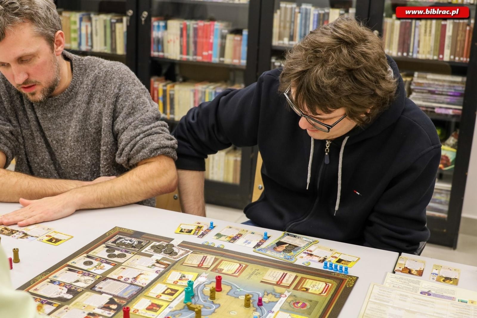 Zdjęcie w galerii na portalu naszraciborz.pl: Noc z Grami bez Prądu – relacja z nocnych rozgrywek w bibliotece wiadomości z regionu