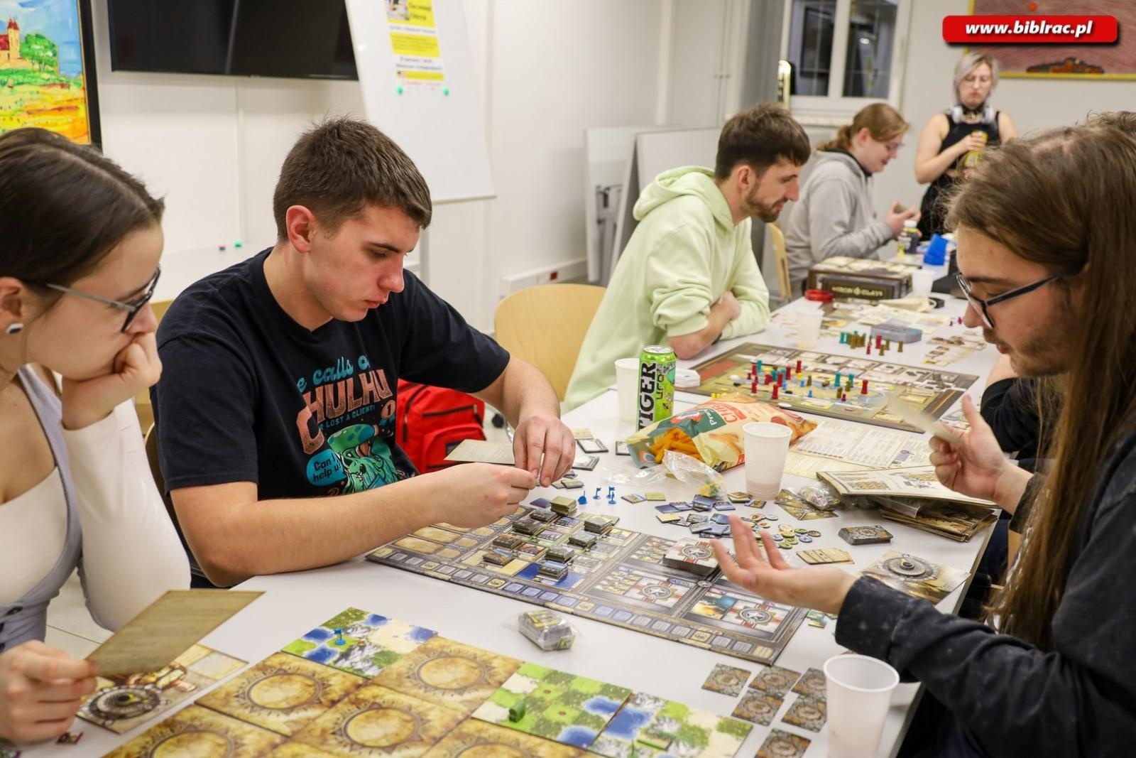 Zdjęcie w galerii na portalu naszraciborz.pl: Noc z Grami bez Prądu – relacja z nocnych rozgrywek w bibliotece wiadomości z regionu