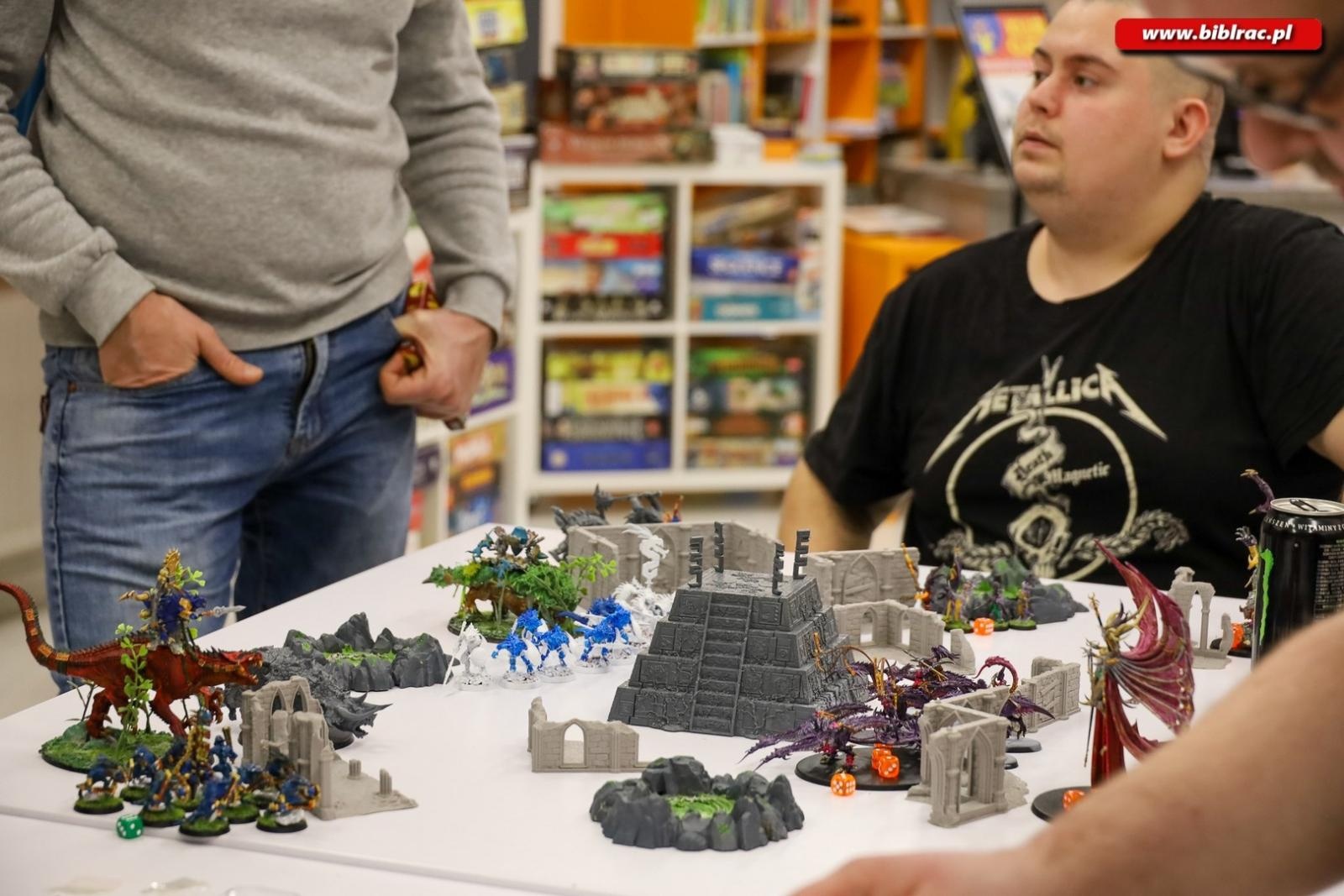 Zdjęcie w galerii na portalu naszraciborz.pl: Noc z Grami bez Prądu – relacja z nocnych rozgrywek w bibliotece wiadomości z regionu