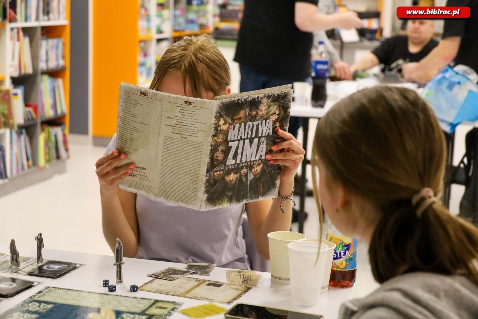 Zdjęcie w galerii na portalu naszraciborz.pl: Noc z Grami bez Prądu – relacja z nocnych rozgrywek w bibliotece wiadomości z regionu