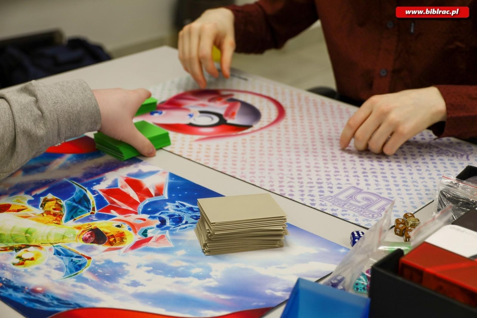 Zdjęcie w galerii na portalu naszraciborz.pl: Noc z Grami bez Prądu – relacja z nocnych rozgrywek w bibliotece wiadomości z regionu