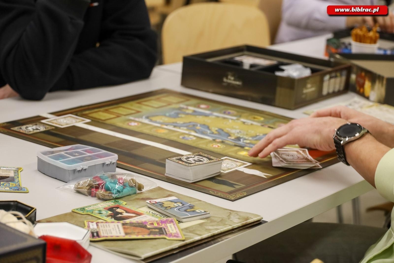 Zdjęcie w galerii na portalu naszraciborz.pl: Noc z Grami bez Prądu – relacja z nocnych rozgrywek w bibliotece wiadomości z regionu