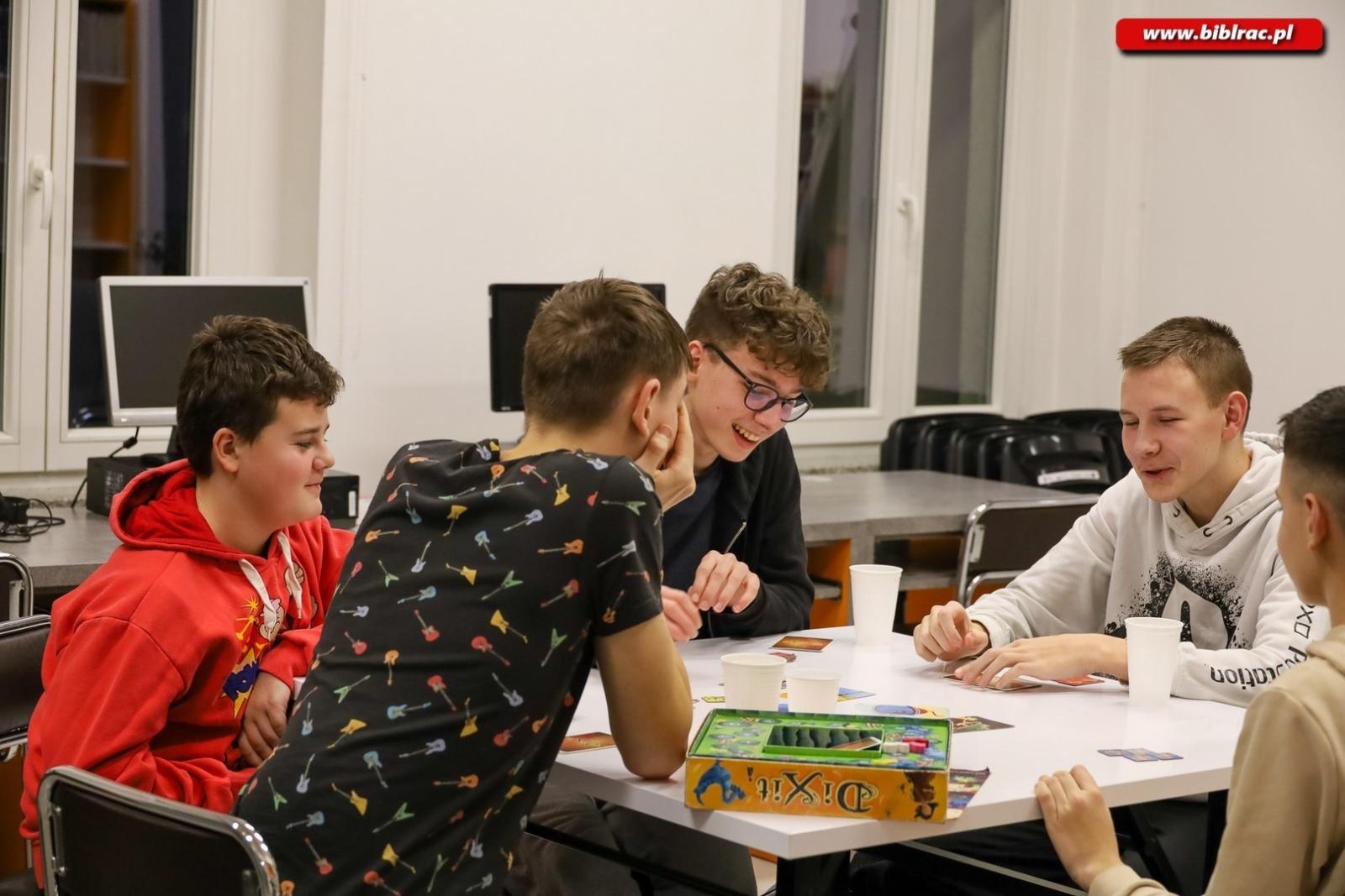 Zdjęcie w galerii na portalu naszraciborz.pl: Noc z Grami bez Prądu – relacja z nocnych rozgrywek w bibliotece wiadomości z regionu