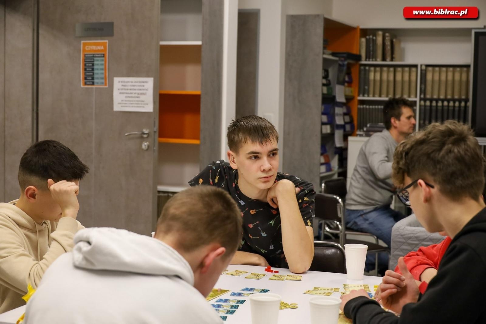 Zdjęcie w galerii na portalu naszraciborz.pl: Noc z Grami bez Prądu – relacja z nocnych rozgrywek w bibliotece wiadomości z regionu