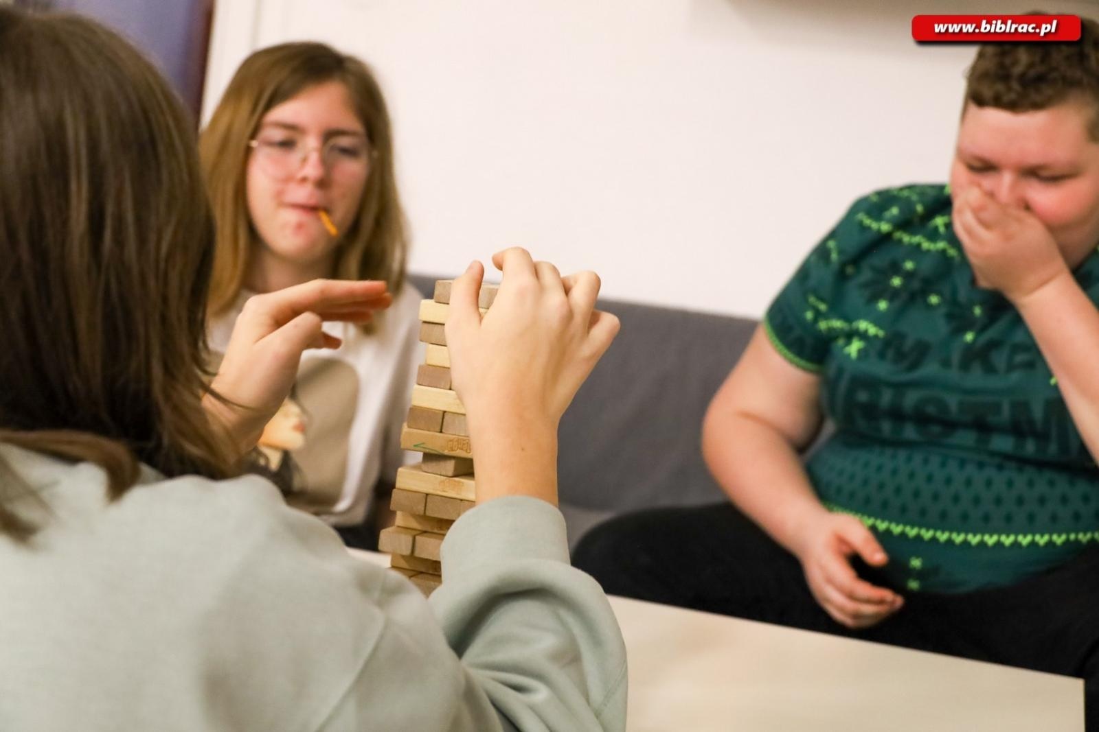 Zdjęcie w galerii na portalu naszraciborz.pl: Noc z Grami bez Prądu – relacja z nocnych rozgrywek w bibliotece wiadomości z regionu