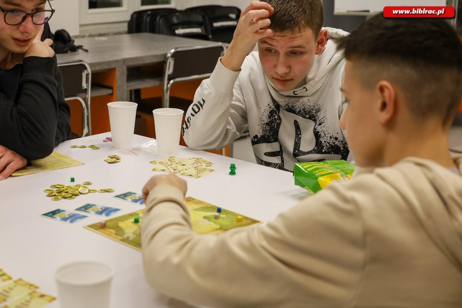 Zdjęcie w galerii na portalu naszraciborz.pl: Noc z Grami bez Prądu – relacja z nocnych rozgrywek w bibliotece wiadomości z regionu